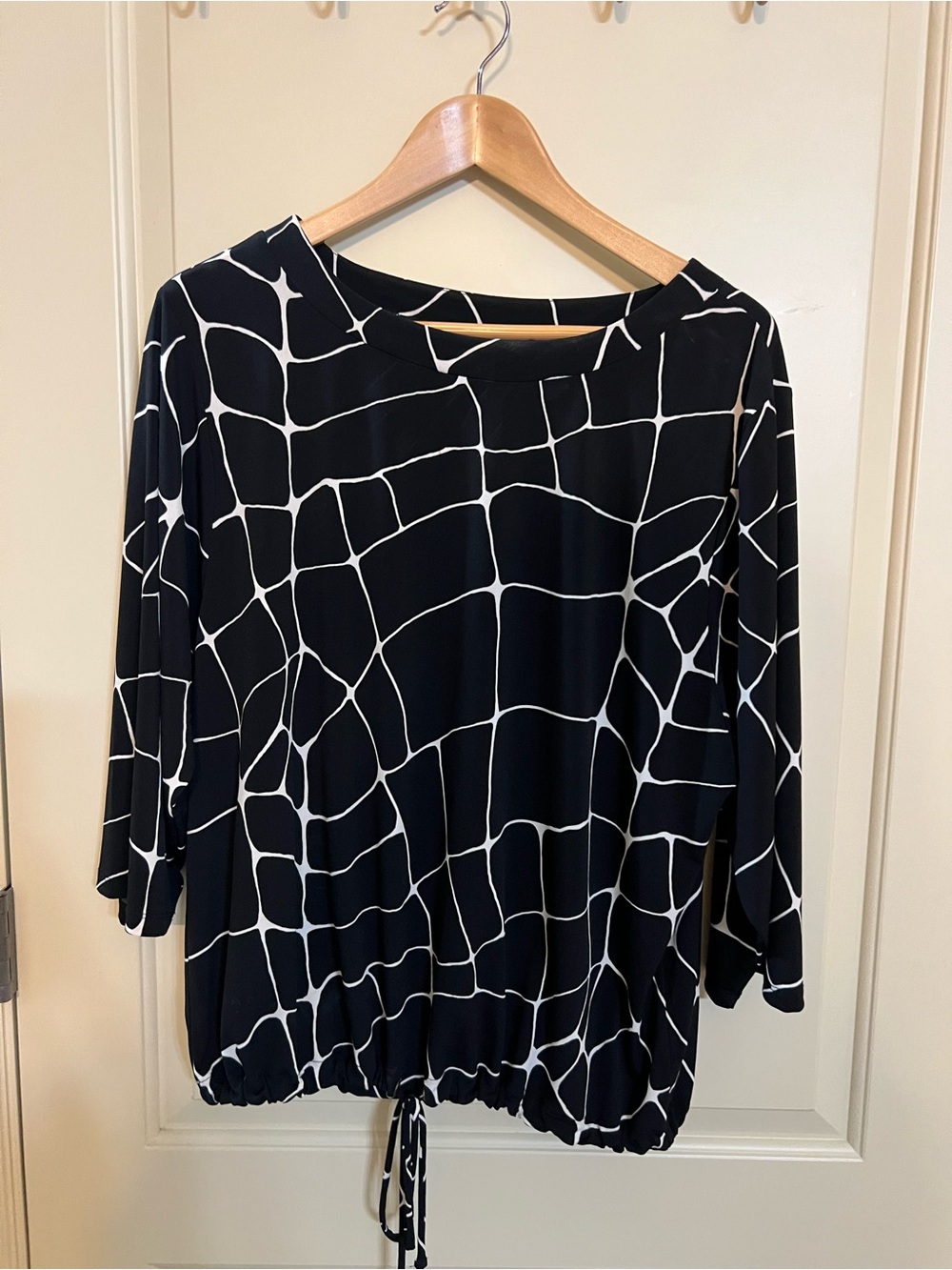 Worthington Black and White Geometric Drawstring Hem Top